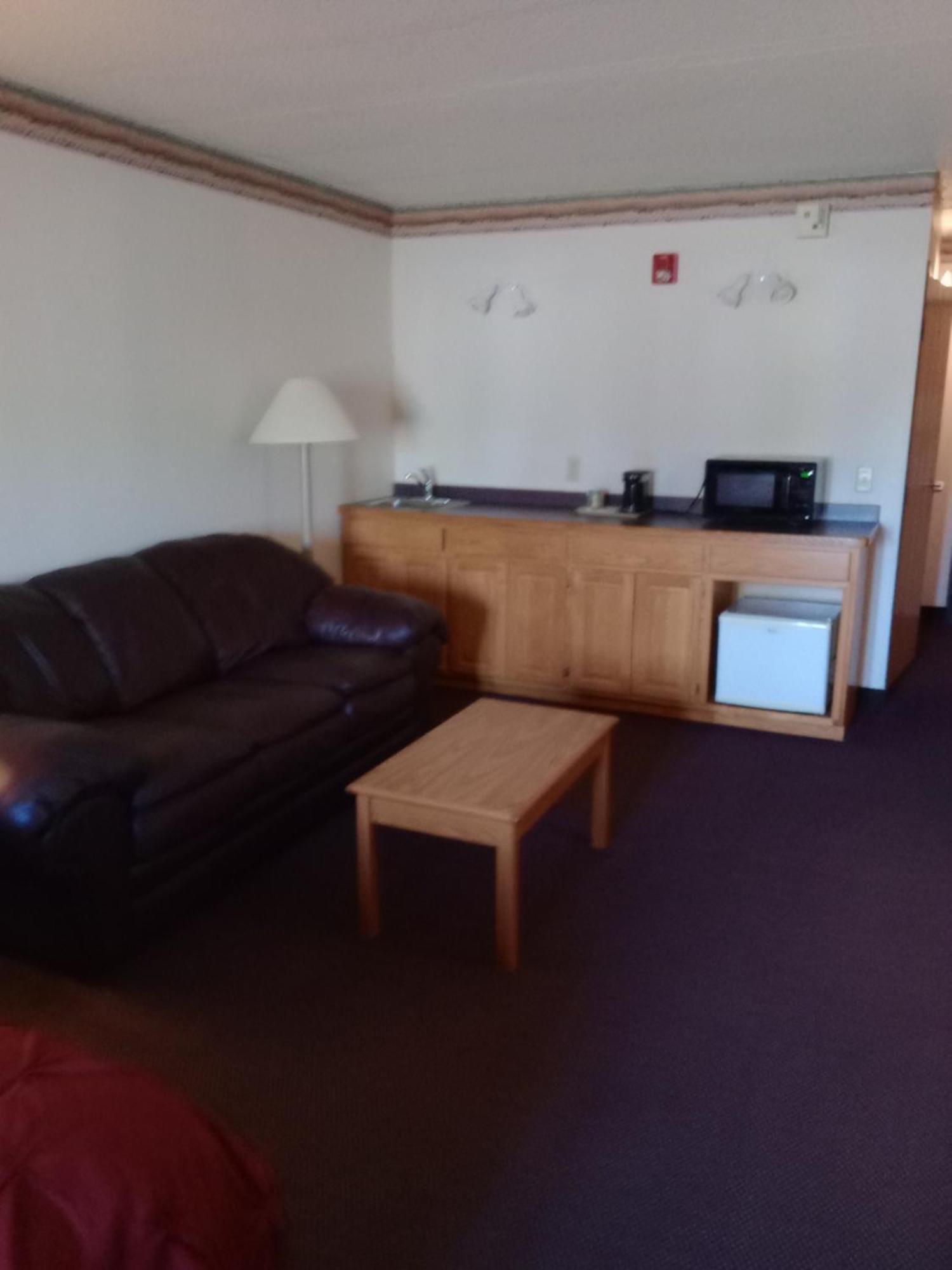 Fairbridge Inn & Suites Thorp Экстерьер фото