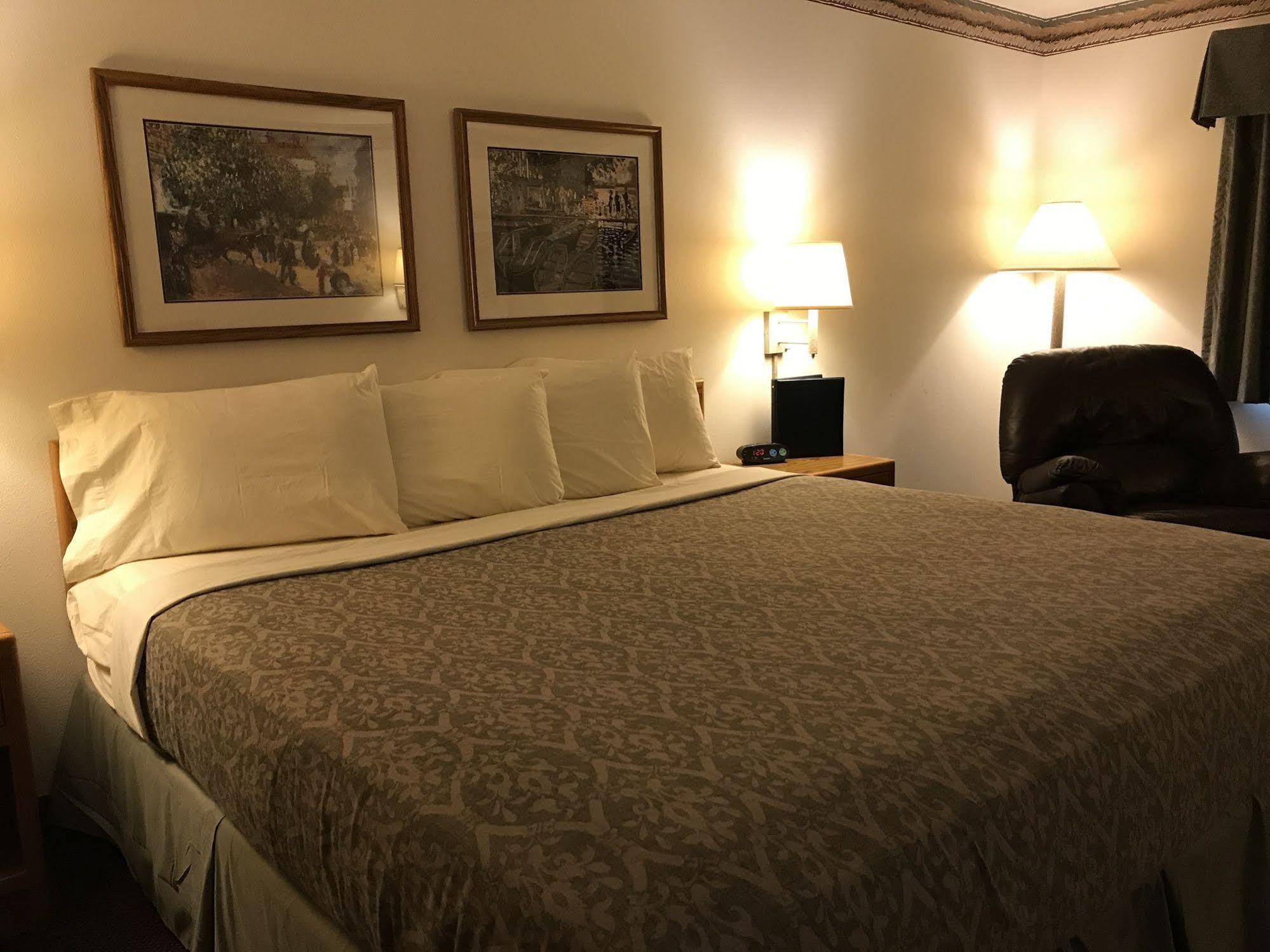 Fairbridge Inn & Suites Thorp Экстерьер фото