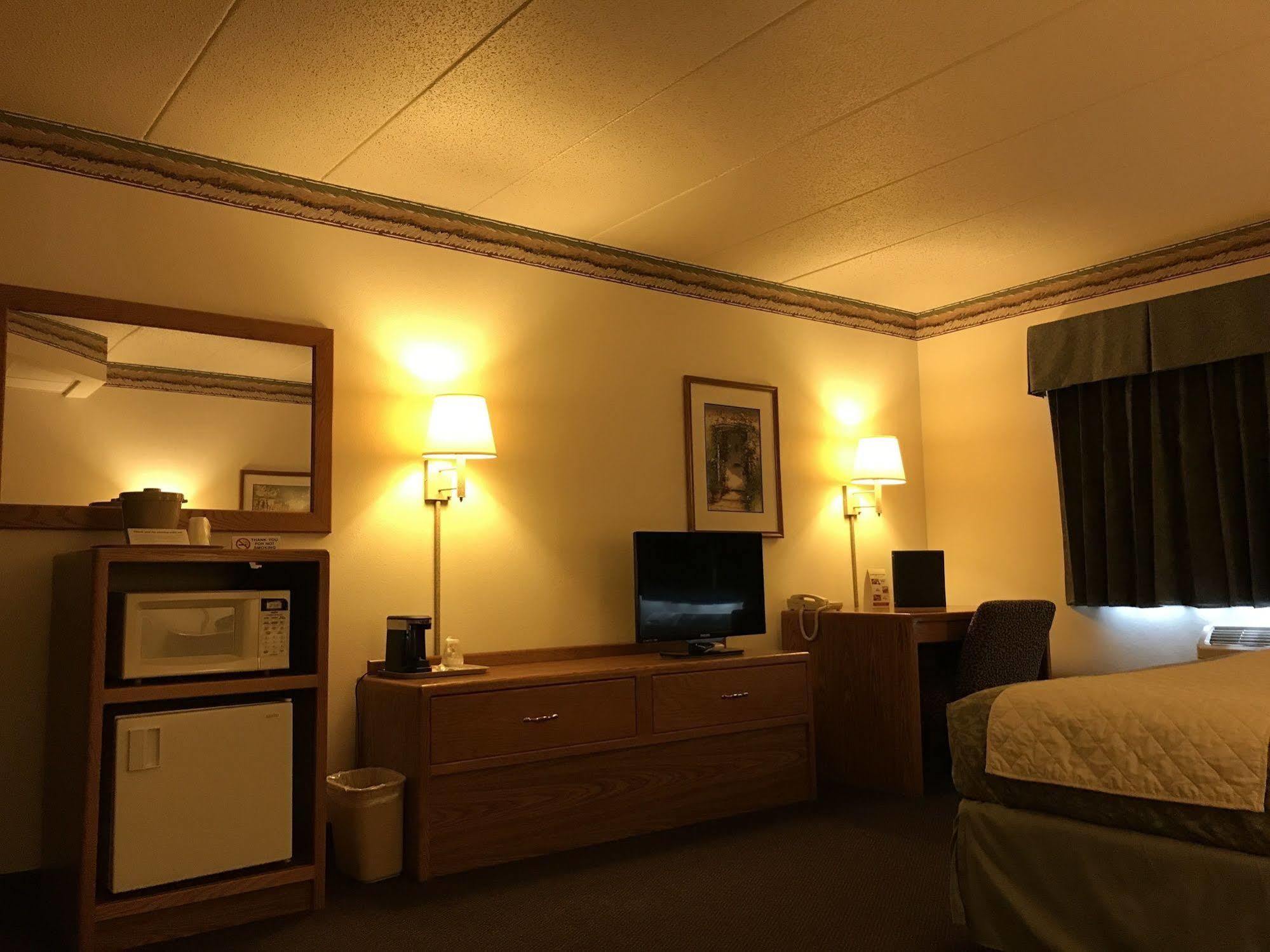 Fairbridge Inn & Suites Thorp Экстерьер фото