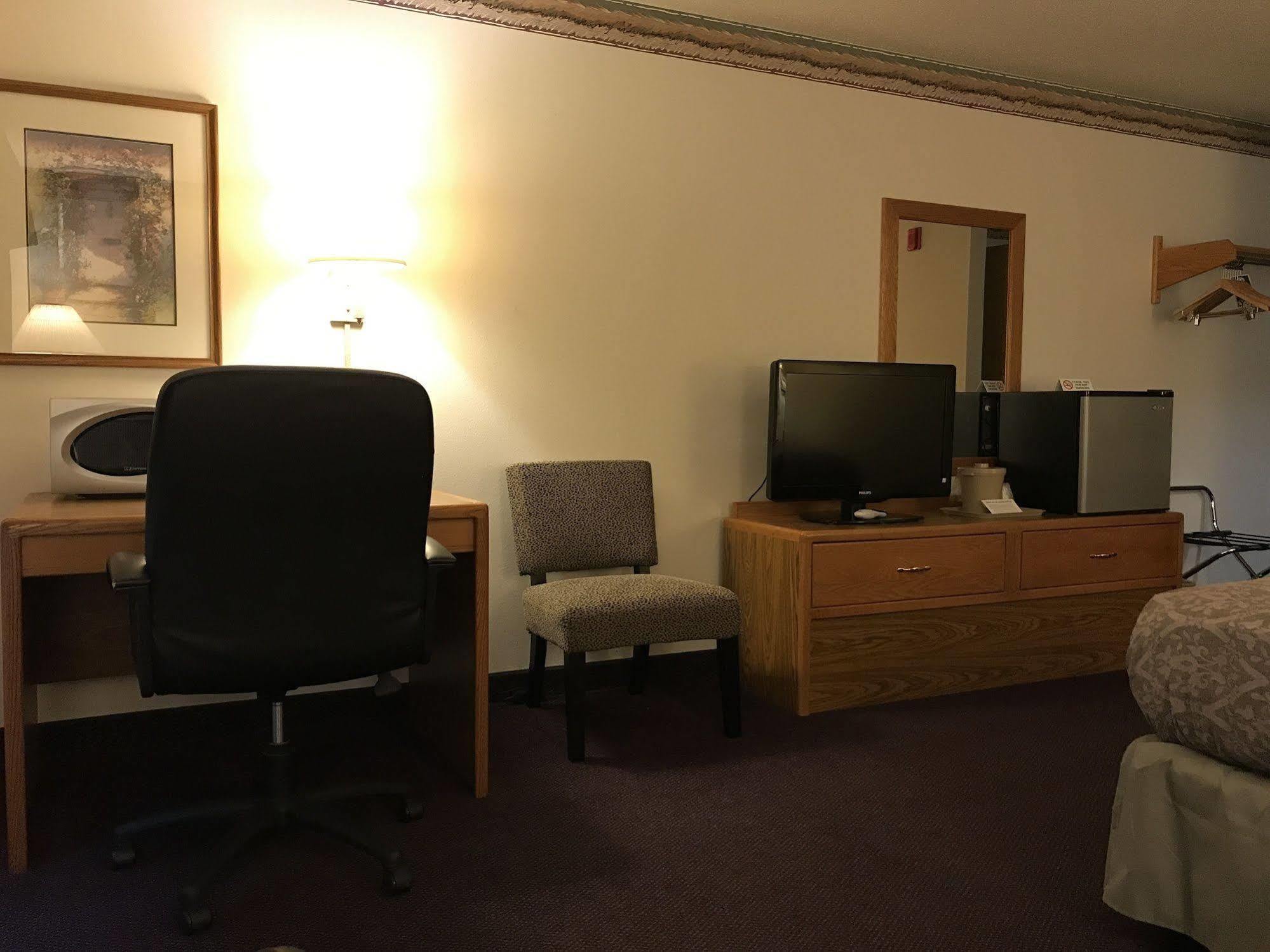 Fairbridge Inn & Suites Thorp Экстерьер фото