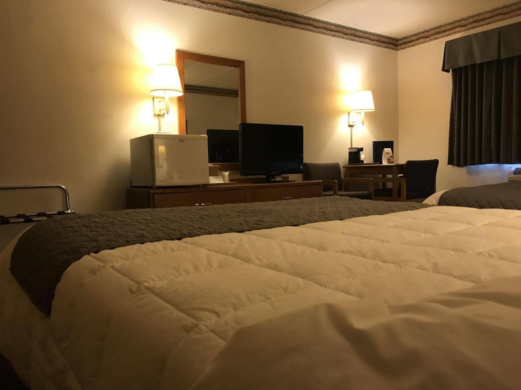 Fairbridge Inn & Suites Thorp Экстерьер фото