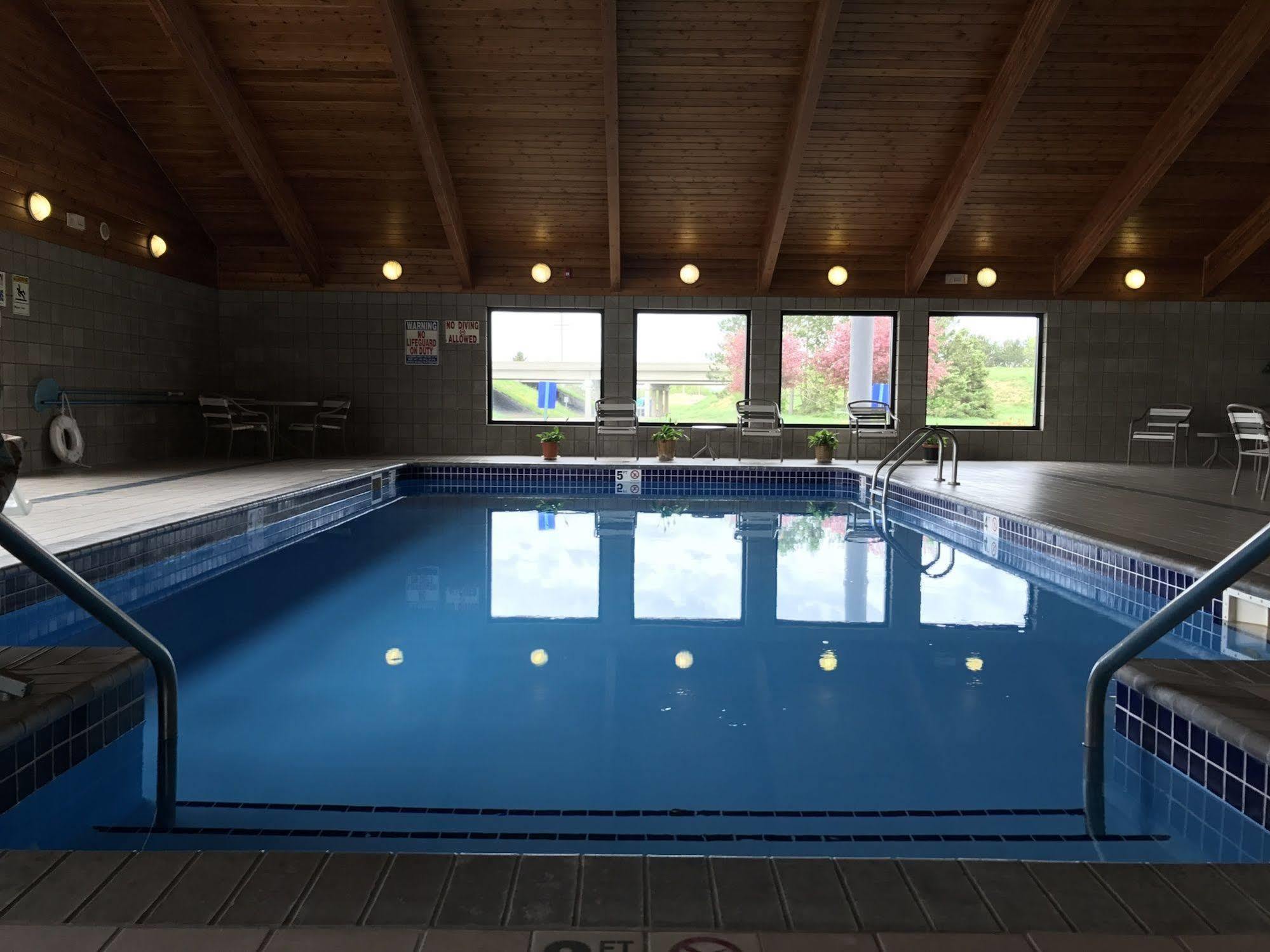 Fairbridge Inn & Suites Thorp Экстерьер фото